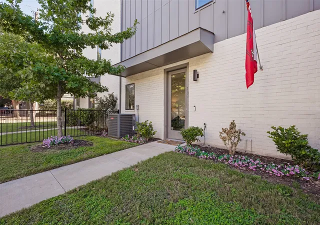 Photo 3 of Condo for sale at 5703 Lindell Ave #104, Dallas, TX 75206 | MLS# 21378387 | Listing updated on 2026-09-15