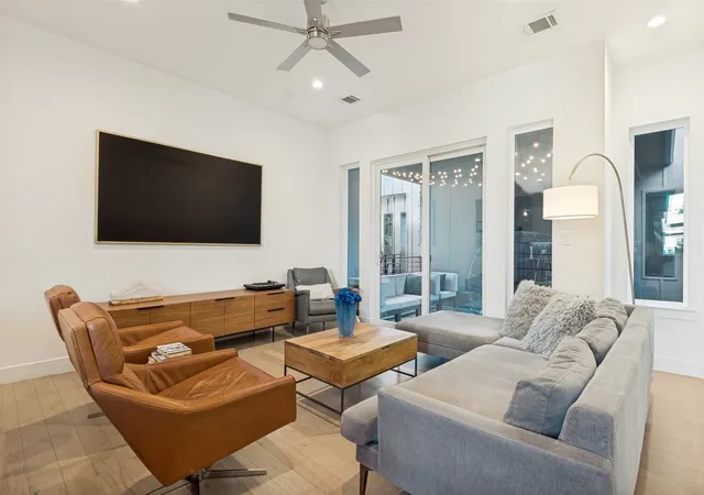 Listing Photo 4 - Condo for sale in building located at 5703 Lindell Ave, Dallas, TX 75206 - Unit #104