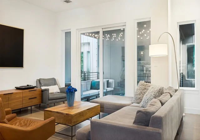 Listing Photo 5 - Condo for sale in building located at 5703 Lindell Ave, Dallas, TX 75206 - Unit #104
