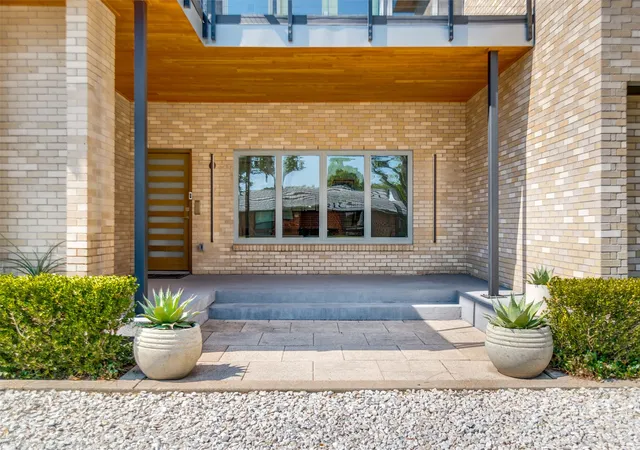 Photo 3 of Single family home for sale at 515 Aqua Dr, Dallas, TX 75218 | MLS# 21352254 | Listing updated on 2026-09-14