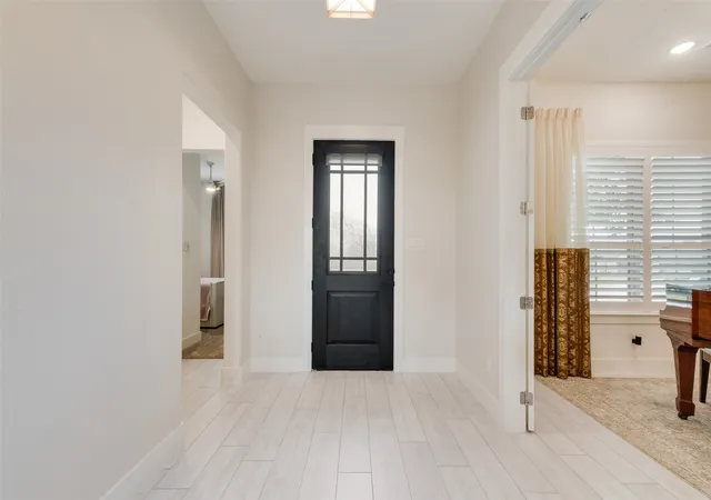 Photo 3 of Sale Pending at 830 Rio Vista Ln, Rockwall, TX 75087 | MLS# 21378490 | Listing updated on 2026-09-30