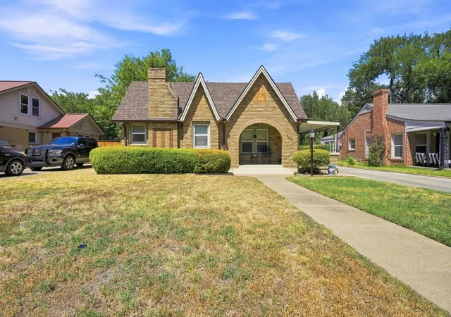 Single family home for sale at 2215 Primrose Ave, Fort Worth, TX 76111 | MLS# 21377484