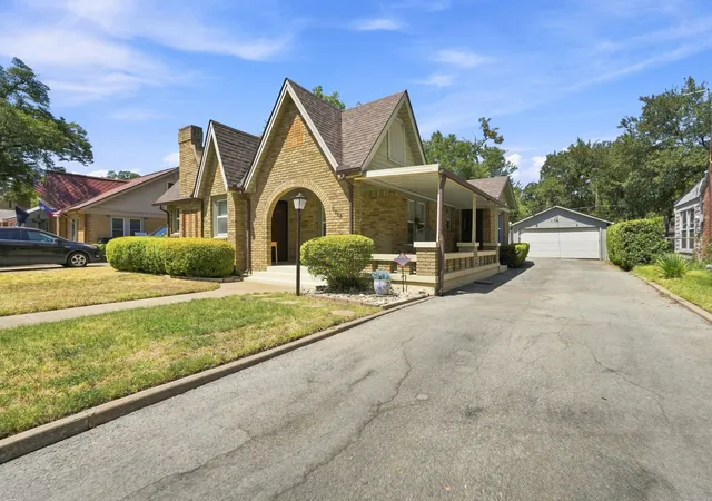 Photo 2 of Single family home for sale at 2215 Primrose Ave, Fort Worth, TX 76111 | MLS# 21377484 | Listing updated on 2026-09-11