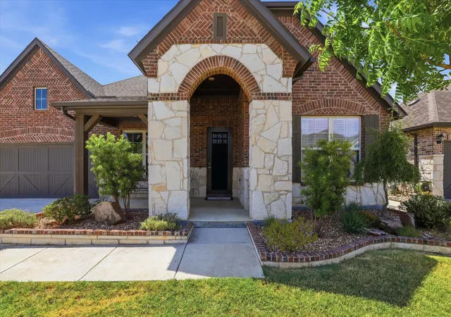 Photo 3 of Single family home for sale at 304 Kellan Ct, Hickory Creek, TX 75065 | MLS# 21372876 | Listing updated on 2026-09-13