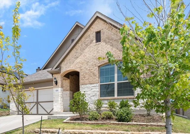 Photo 3 of Sale Pending at 424 Pheasant Hl Ln, Burleson, TX 76028 | MLS# 21364280 | Listing updated on 2026-09-23
