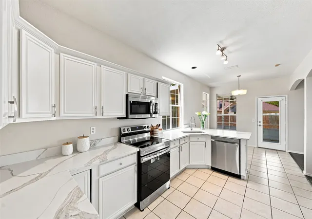 Photo 3 of Single family home for sale at 337 Bluewood Ln, Lake Dallas, TX 75065 | MLS# 21375450 | Listing updated on 2026-09-27