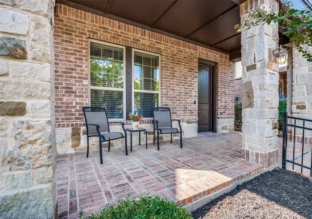 Photo 3 of Single family home for sale at 1046 Lone Ivory Trl, Arlington, TX 76005 | MLS# 21377044 | Listing updated on 2026-10-06