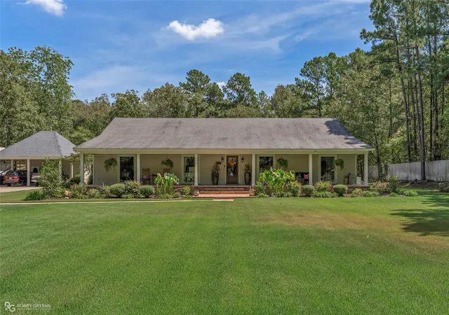 Single family home for sale at 8602 Springwood Rd, Shreveport, LA 71129 | MLS# 21376205