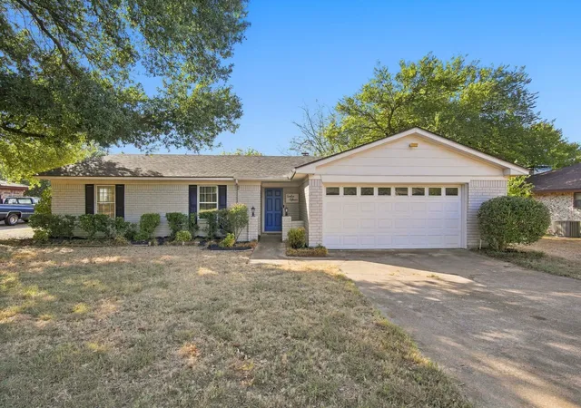 Photo 1 of Single family home for sale at 1215 Cindy Ln, Cleburne, TX 76033 | MLS# 21361629 | Listing updated on 2026-09-16