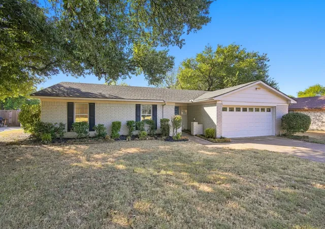 Photo 3 of Single family home for sale at 1215 Cindy Ln, Cleburne, TX 76033 | MLS# 21361629 | Listing updated on 2026-09-16