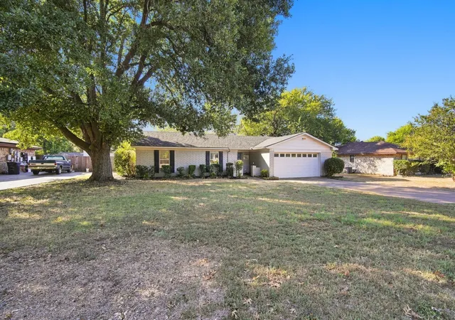 Photo 3 of Single family home for sale at 1215 Cindy Ln, Cleburne, TX 76033 | MLS# 21361629 | Listing updated on 2026-09-16