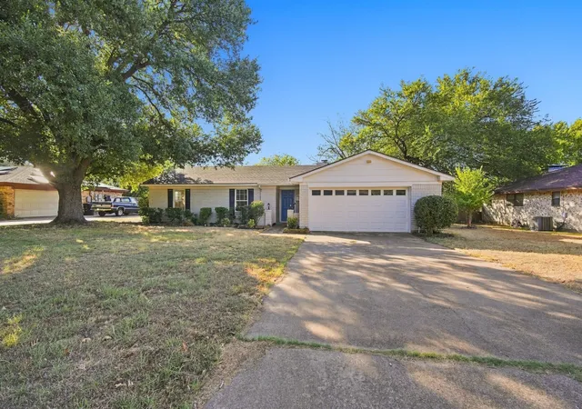 Photo 4 of Single family home for sale at 1215 Cindy Ln, Cleburne, TX 76033 | MLS# 21361629 | Listing updated on 2026-09-16
