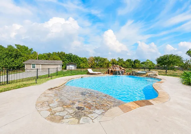 Photo 3 of Single family home for sale at 281 Rose Garden Dr, Mc Kinney, TX 75072 | MLS# 21366398 | Listing updated on 2026-09-12