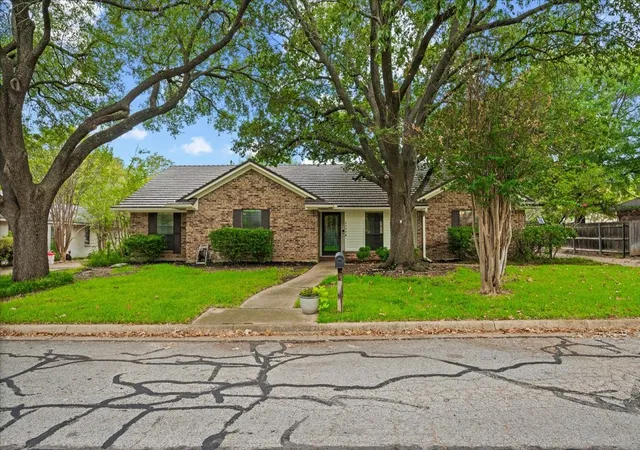 Photo 2 of Single family home for sale at 4604 Clay Ct Ln, Arlington, TX 76017 | MLS# 21374903 | Listing updated on 2026-09-21