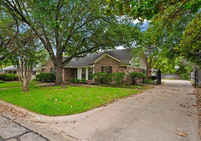 Photo 3 of Single family home for sale at 4604 Clay Ct Ln, Arlington, TX 76017 | MLS# 21374903 | Listing updated on 2026-09-21