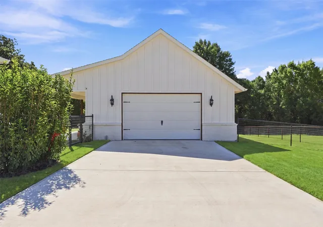 Photo 3 of Single family home for sale at 1072 Paradise Pkwy, Poolville, TX 76487 | MLS# 21373321 | Listing updated on 2026-09-30