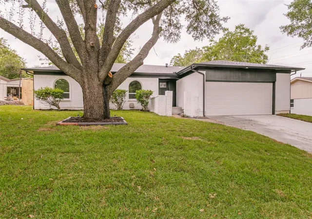 Single family home for sale at 5333 Westminster Ct S, Fort Worth, TX 76133 | MLS# 21378905