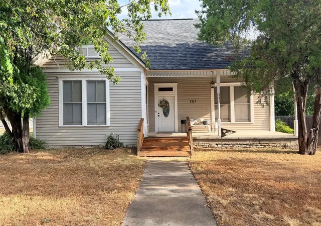 Single family home for sale at 207 W Neely Ave, Comanche, TX 76442 | MLS# 21377212