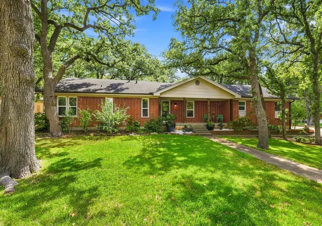 Photo 2 of Single family home for sale at 307 Shadow Ln, Euless, TX 76039 | MLS# 21377773 | Listing updated on 2026-09-12