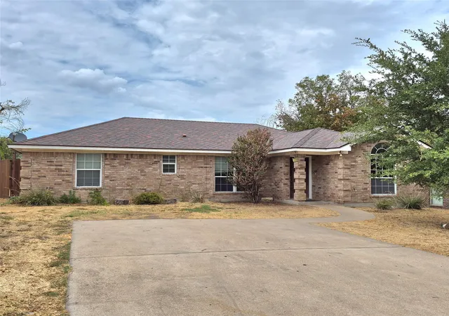 Photo 1 of Sale Pending at 1231 W Hyman St, Stephenville, TX 76401 | MLS# 21376650 | Listing updated on 2026-09-17