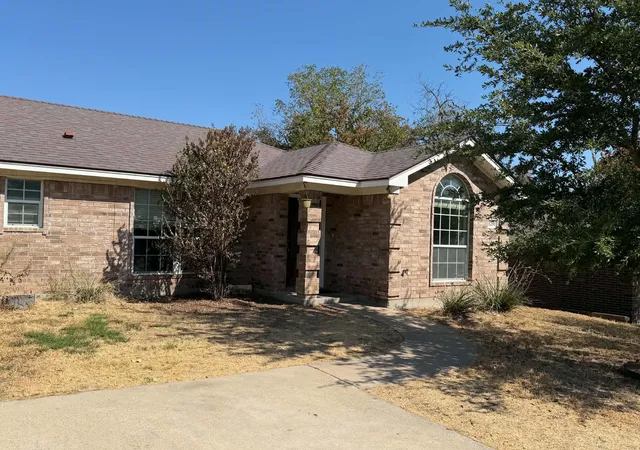 Photo 2 of Sale Pending at 1231 W Hyman St, Stephenville, TX 76401 | MLS# 21376650 | Listing updated on 2026-09-17
