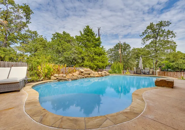 Photo 3 of Sale Pending at 910 Royal Ct, Burleson, TX 76028 | MLS# 21377609 | Listing updated on 2026-09-18