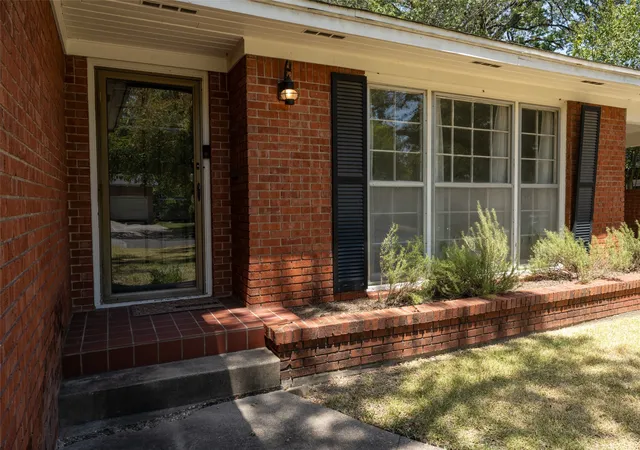 Photo 3 of Sale Pending at 3807 Huaco Ln, Waco, TX 76710 | MLS# 21373730 | Listing updated on 2026-09-30