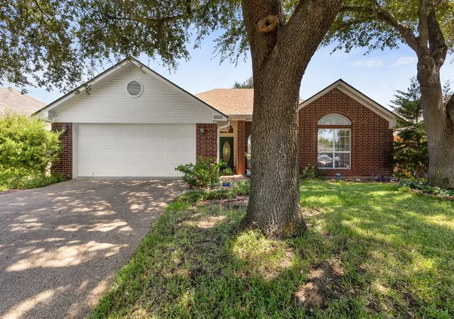 Photo 1 of Single family home for sale at 2800 Comanche Trl, Waco, TX 76712 | MLS# 21379006 | Listing updated on 2026-10-06