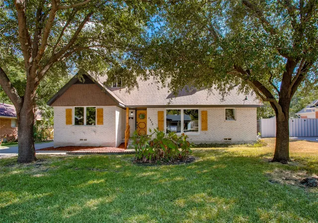 Single family home for sale at 2828 Larkspur Ln, Dallas, TX 75233 | MLS# 21369198