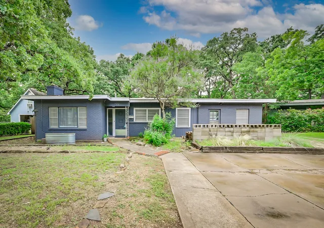 Photo 1 of Single family home for sale at 1122 W Park Row Dr, Arlington, TX 76013 | MLS# 21367812 | Listing updated on 2026-09-11