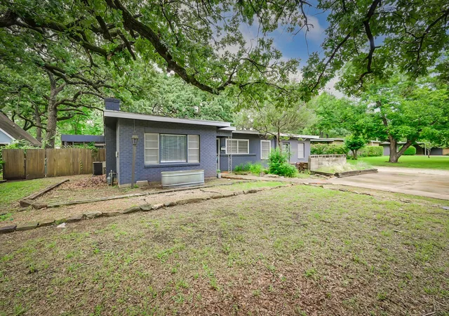 Photo 2 of Single family home for sale at 1122 W Park Row Dr, Arlington, TX 76013 | MLS# 21367812 | Listing updated on 2026-09-11