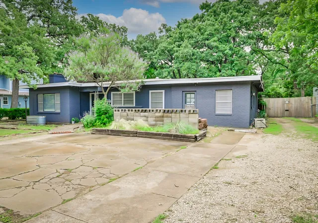 Photo 3 of Single family home for sale at 1122 W Park Row Dr, Arlington, TX 76013 | MLS# 21367812 | Listing updated on 2026-09-11