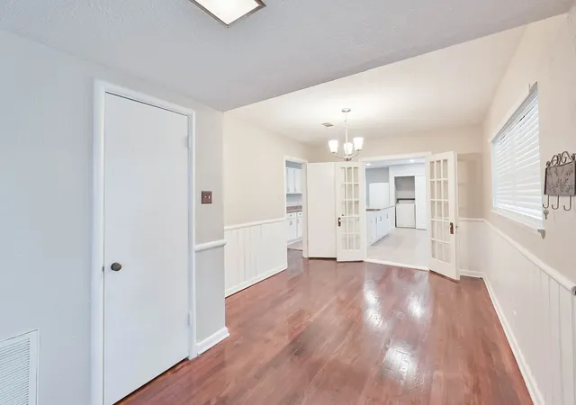 Photo 3 of Single family home for sale at 1122 W Park Row Dr, Arlington, TX 76013 | MLS# 21367812 | Listing updated on 2026-09-11
