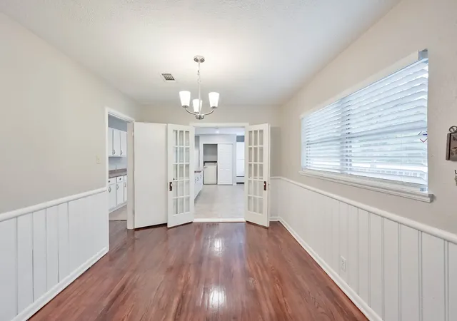 Photo 4 of Single family home for sale at 1122 W Park Row Dr, Arlington, TX 76013 | MLS# 21367812 | Listing updated on 2026-09-11