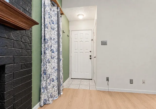Listing Photo 5 - Condo for sale in building located at 1201 Calico Ln, Arlington, TX 76011 - Unit #2024