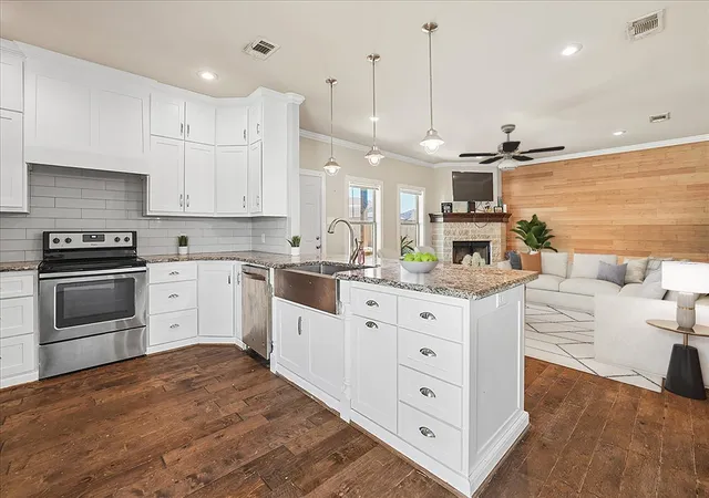 Photo 3 of Sale Pending at 109 Springleaf Ln, Mabank, TX 75147 | MLS# 21379137 | Listing updated on 2026-10-05