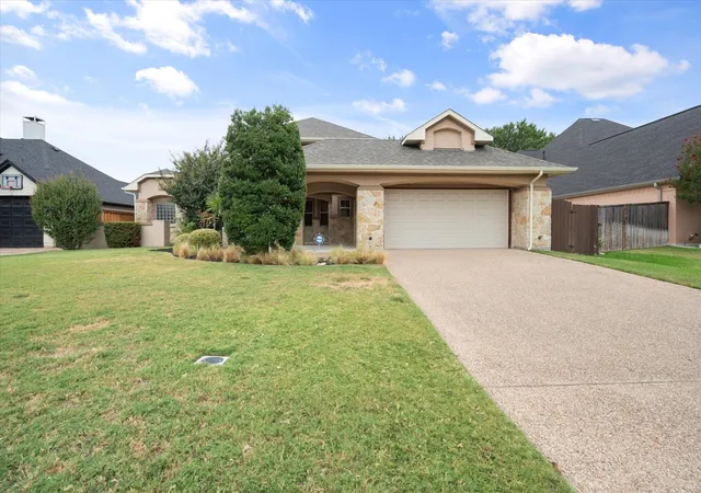 Photo 3 of Single family home for sale at 2509 Thoroughbred Ln, Mansfield, TX 76063 | MLS# 21375748 | Listing updated on 2026-09-25