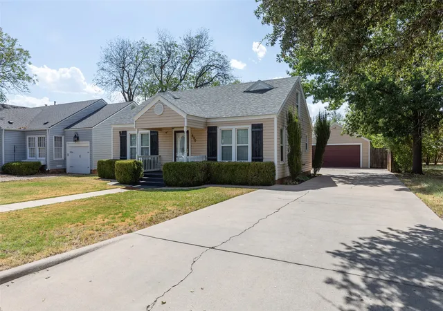Photo 2 of Sale Pending at 890 Ballinger St, Abilene, TX 79605 | MLS# 21378504 | Listing updated on 2026-09-30