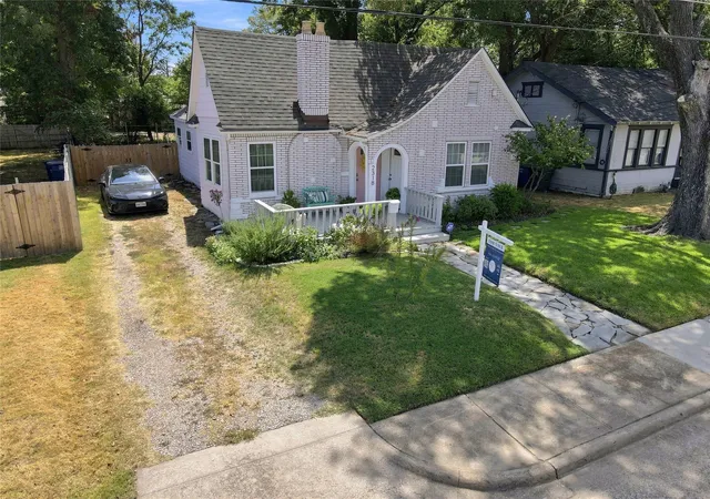 Photo 2 of Single family home for sale at 2318 Poplar St, Dallas, TX 75215 | MLS# 21378195 | Listing updated on 2026-09-09