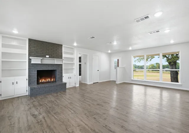 Photo 3 of Sale Pending at 1024 Arbor Vista Dr, Azle, TX 76020 | MLS# 21378993 | Listing updated on 2026-09-28