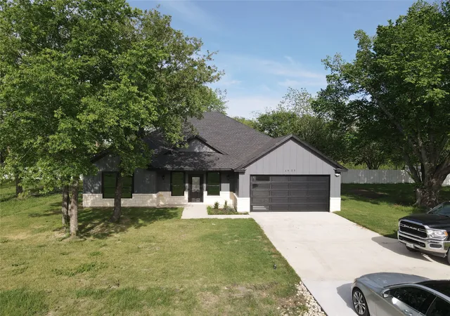 Photo 1 of Single family home for sale at 1911 Us Hwy 69 Rd, Greenville, TX 75401 | MLS# 21379306 | Listing updated on 2026-09-11