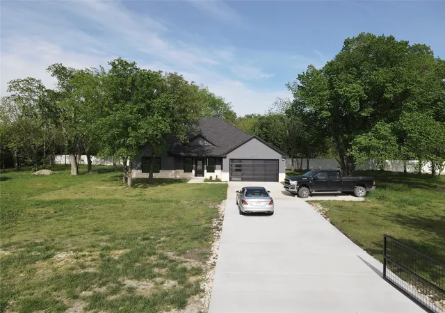 Photo 2 of Single family home for sale at 1911 Us Hwy 69 Rd, Greenville, TX 75401 | MLS# 21379306 | Listing updated on 2026-09-11