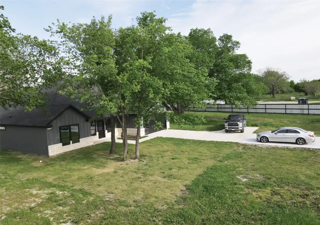Photo 3 of Single family home for sale at 1911 Us Hwy 69 Rd, Greenville, TX 75401 | MLS# 21379306 | Listing updated on 2026-09-11