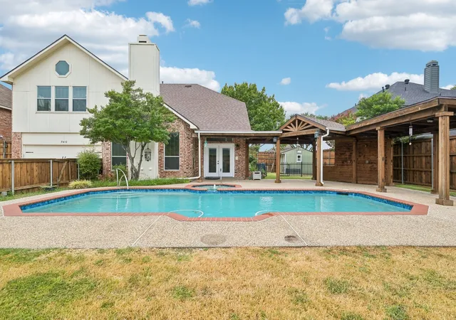 Photo 2 of Single family home for sale at 7410 Silverthorn Dr, Rowlett, TX 75089 | MLS# 21375982 | Listing updated on 2026-09-12