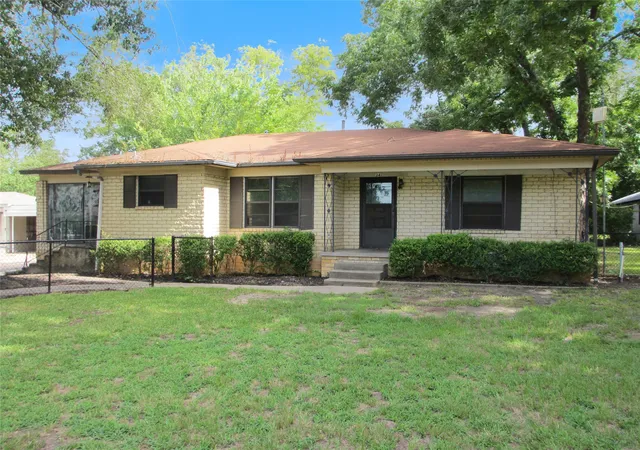 Photo 1 of Single family home for sale at 241 E Main St, Van, TX 75790 | MLS# 21379405 | Listing updated on 2026-09-11