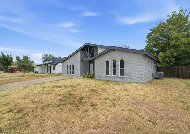Photo 2 of Single family home for sale at 912 Kelley Dr, Fort Worth, TX 76140 | MLS# 21379443 | Listing updated on 2026-09-12