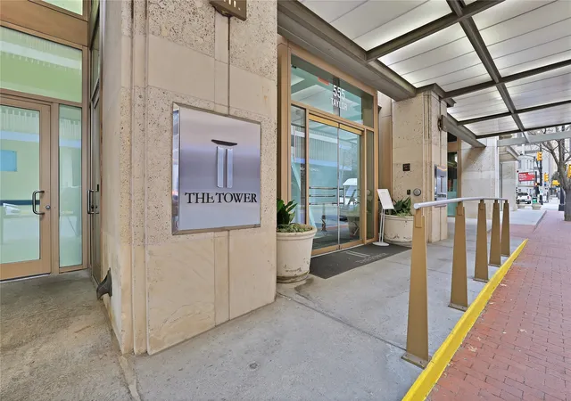 Photo 2 of Sale Pending at 500 Throckmorton St #1701, Fort Worth, TX 76102 | MLS# 21379373 | Listing updated on 2026-09-25