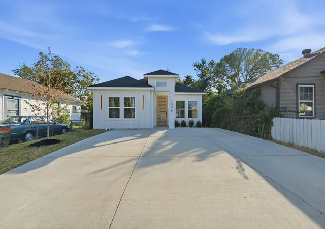 Photo 2 of Single family home for sale at 1535 Caldwell St, Dallas, TX 75223 | MLS# 21379479 | Listing updated on 2026-09-13