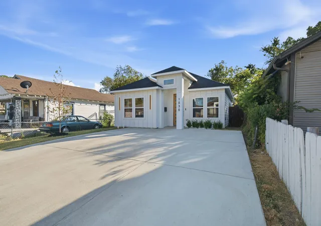 Photo 3 of Single family home for sale at 1535 Caldwell St, Dallas, TX 75223 | MLS# 21379479 | Listing updated on 2026-09-13
