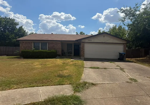 Photo 1 of Sale Pending at 1002 Shana Ct, Arlington, TX 76014 | MLS# 21379494 | Listing updated on 2026-09-29
